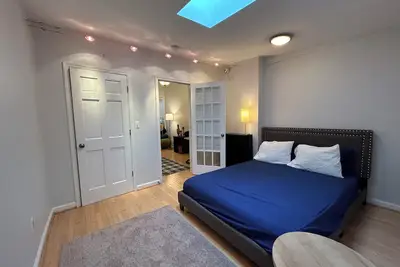 Image de Cozy and spacious 2-bedroom Baltimore townhome