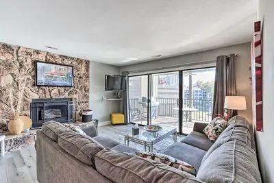 Image de Fireplace & Grill: Bright Lake Ozark Condo!