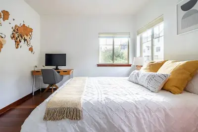 Image de New! Cheerful 2-bedroom Home with Parking and Wfh