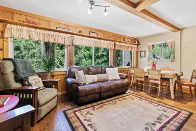 Image de 7mi Yosemite | Fireplace | King Beds | Lewis Creek Cabin