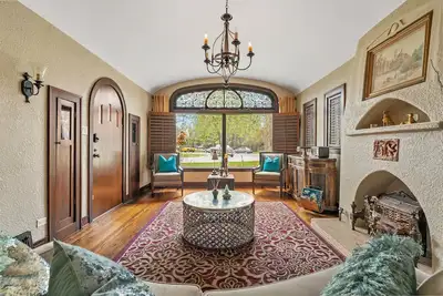 Image de Stunning Historical Landmark in Elbow Park