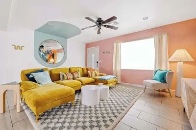 Spacious home w/pool & game room