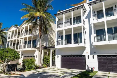 Image de Luxurious 4 Bedroom Beach Villa steps from Hollywood Beach