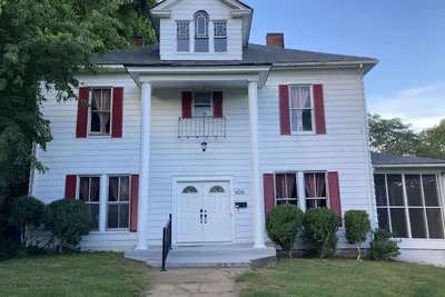 Image de Colonial house in downtown N Wilkesboro Nc with fireplace