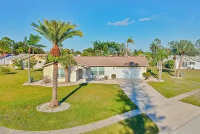 Image de Located in an active community w/ heated pools, tennis courts and shuffleboard