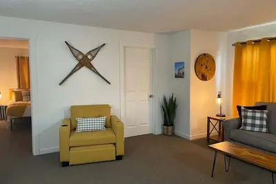 Image de Downtown \"Yellow Room\" at Villages on Aurora