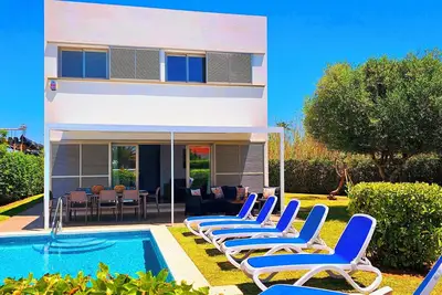 Modern villa with 4 bedrooms and 3 full bathrooms, wifi, private parking. . .
