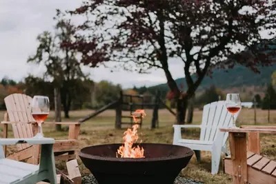 Image de Cozy Farmhouse in Mountains w/ hot tub & firepit
