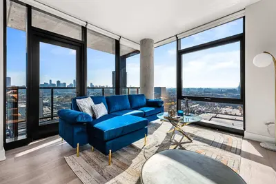 Image de West Loop Getaway: Balcony, Dining Steps, Quiet