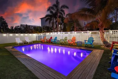 Image de Entire Duplex W\/ Golf Cart + Heated Pool! Walk to beach