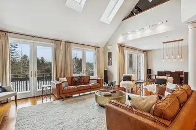 Image de Stowe Haven: 3 br, fireplace, a/c, garage, summer pool & community amenities!