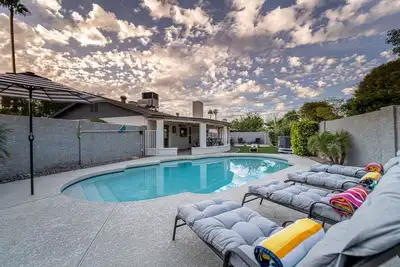Image de Remodeled and Radiant, Hot Pool, Pets, Perfection