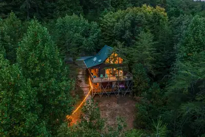 Image de Into the woods 45 Min to Asheville w/ Hot Tub