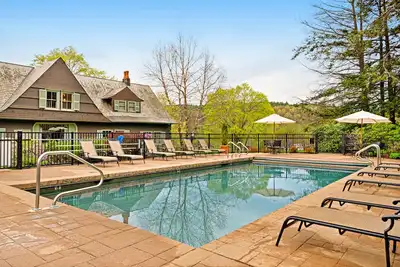 Image de Two-story townhome with forest/mountain view, gas fireplace, pool, gym & saunas