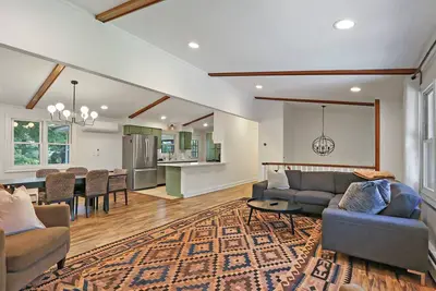 Image de Newly renovated 4-bed, 2-bath spacious home, walking distance to Lake Geneva.