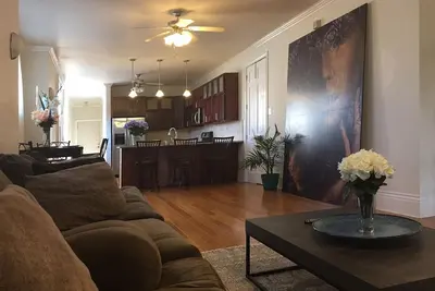 Image de Spacious Napoleon Ave Mardi Gras Apartment