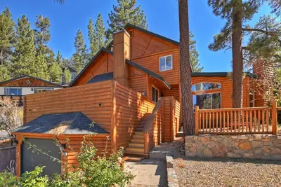 Image de Boulder Bay Lodge by Destination Big Bear: Luxury! Walking Distance to Boulder Bay Park! Pool Table! Hot tub! Fully Fenced! Pet Friendly!