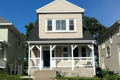Image de 1890's Craftsman Home 5br 4ba, Sleeps 16+ w 6 TVs.