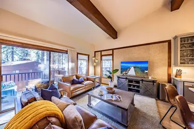 Image de Modern Condo | Private Beach & Decks | Sleeps 8
