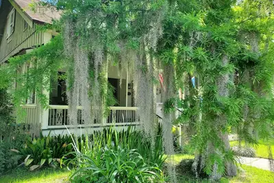 Image de Old Mandeville guesthouse with New Orleans style courtyard 1 block from Lake.