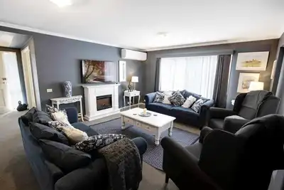 Image de Lakehouse on Waverley - Looking for a peaceful, relaxing getaway?