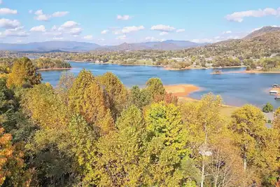 Image de Chatuge Chalet   by Chatuge Home Concierge      <br>Lake view, mountain view, foosball, table fire pit