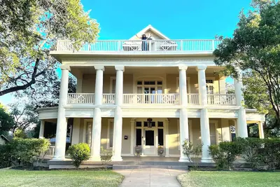 Image de 👰🏻🤵🏽Wedding Groups up to 20: 3-Story Mansion near Downtown 2 Balconies 💒