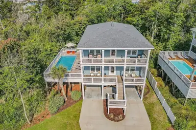 Image de Beautiful Home-Less than a 3 minute walk to Beach, Elevated Pool in Deck-Sleeps