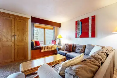 Image de Great Value 2-Story Home & Balcony. Short Walk toThe Village, Hot Tub On-site