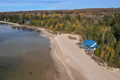 Image de Beautiful Harbor Springs Condo | Private Beach Access | Sleeps 8 | 2 Bedrooms