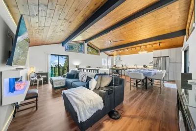 Image de Glen View Retreat- Spa/Fireplaces/ Ping Pong Table!