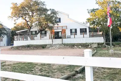 Image de Diamond in the Rough. Barn built in a modern twist