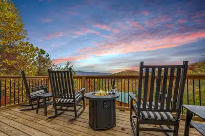Image de New! Highland Haven | Modern + Cozy Cabin with Gorgeous Mountain Views! ⛰🍁✨
