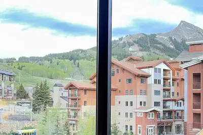Image de Steps from the Slopes! Hot Tub, Indoor\/outdoor pool, Cozy, clean, convenient!