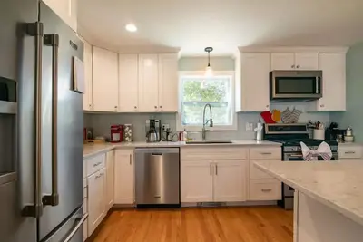 Image de Fully Restored Bristol Home, Walk to Town & Harbor