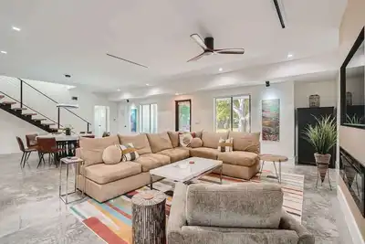 Image de Villa Vogue - Designer Finishes Meet Open Living in Sunshine Park