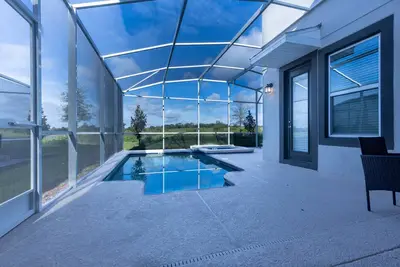 Image de Stylish 5 bedroom home with private pool & spa