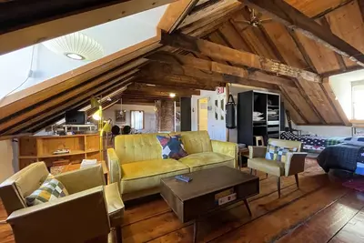 Image de Townhouse with loft in Portsmouth Downtown Historic District, includes Parking!