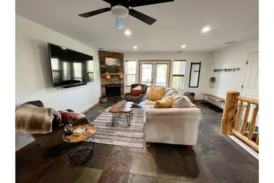 Image de Spacious Eden Retreat – Modern Comfort, Scenic Views & Room for 11