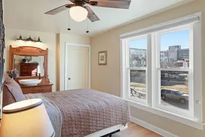 Image de Garden Home and Hot Tub - Close to Shopping, Downtown, & Restaurants