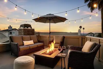Image de Nearly Beachfront Family Retreat! Rooftop Fire Pit, Dog-Friendly + Beach Gear