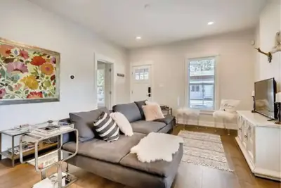 Image de Explore Co-Gorgeous unit for 4. Super central.