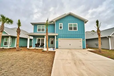 Image de Summer Special! Partial Water View Home!