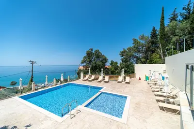 Image de Appartement de vacances \"Mazis Family Apartment\" avec vue sur la mer, balcon et Wi-Fi.