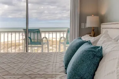 Image de #1-Sale! 2 bedroom condo- Directly on the sand! King bed!