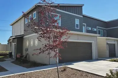 Image de Convenient 3-Bedroom Townhome with Full Garage