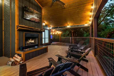 Image de Newly Renovated Spacious Home! 15mn from Dollywood -hot tub\/large decks\/fire pit
