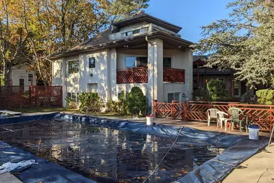 Image de Large Custom Built Private Home on Lake - Centrally Located
