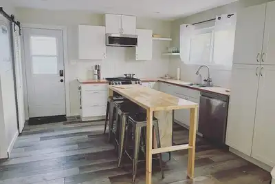 Image de Newly renovated 2-bedroom house close to Nait and downtown.