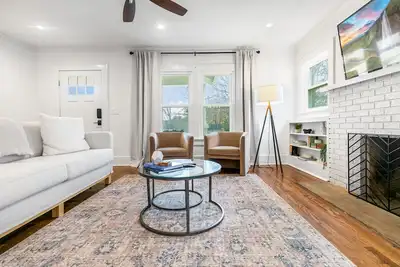 Image de Location! ! - The Davidson - Charming Home in Fayetteville Historic District
